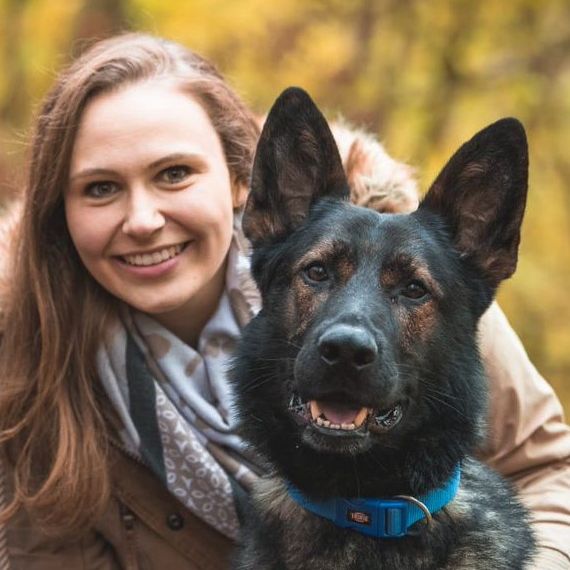 Kristin Strauß mit Thor im Wald